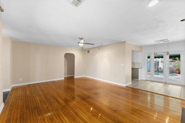 135 ARANDA STREET NE, St Petersburg, FL 33704