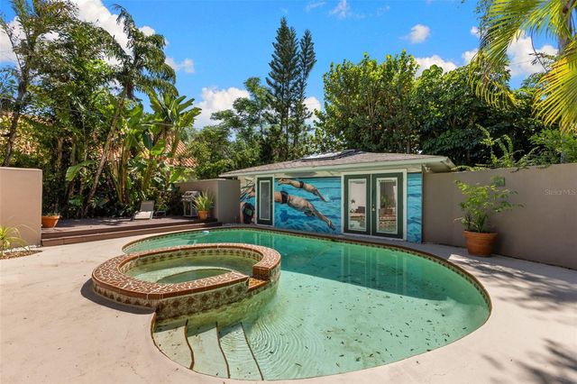 135 ARANDA STREET NE, St Petersburg, FL 33704
