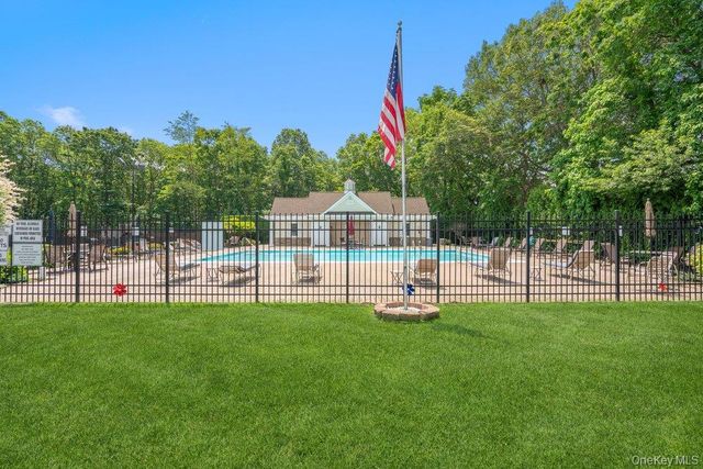 460 Old Town Road 27L, Port Jefferson Station, NY 11776