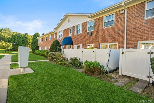 460 Old Town Road 27L, Port Jefferson Station, NY 11776