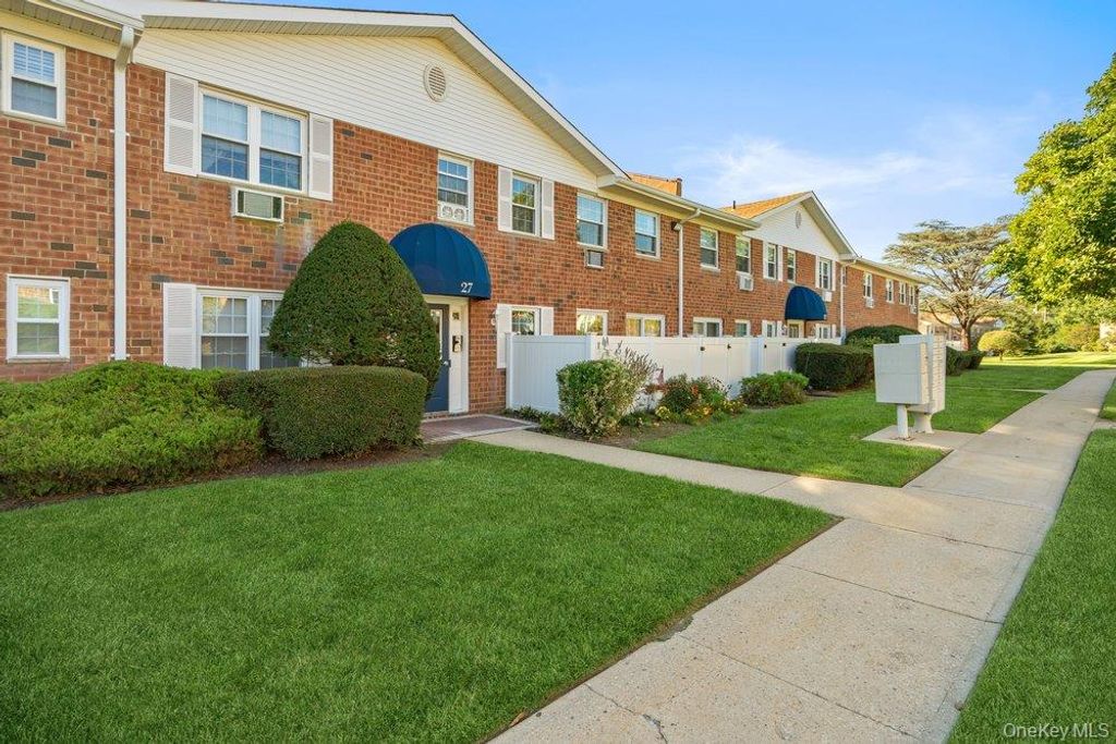 460 Old Town Road 27L, Port Jefferson Station, NY 11776