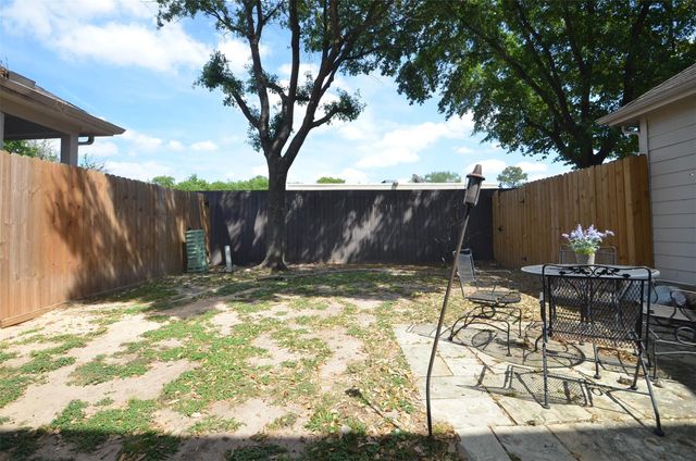 2911 Meadowglen Cove, Houston, TX 77082