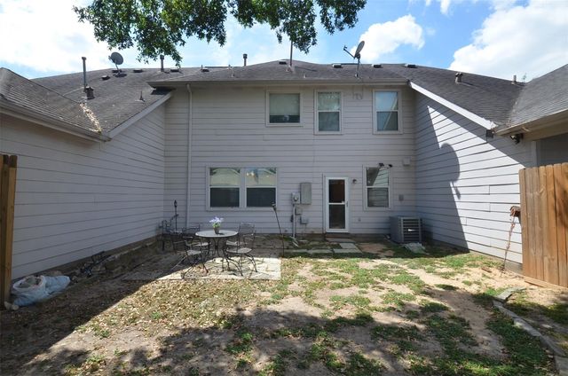 2911 Meadowglen Cove, Houston, TX 77082