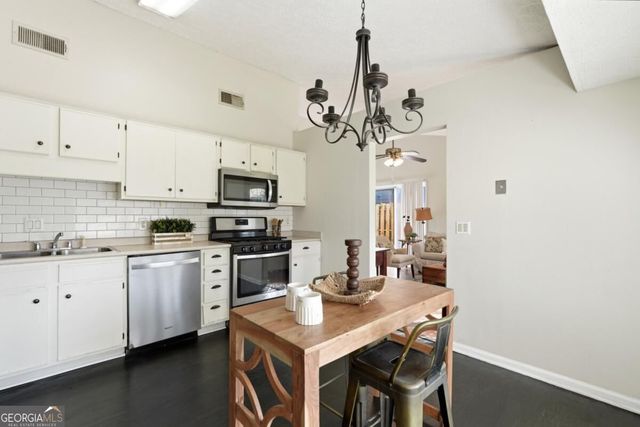 2 E White Hawthorne Drive, Savannah, GA 31419