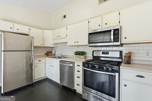 2 E White Hawthorne Drive, Savannah, GA 31419