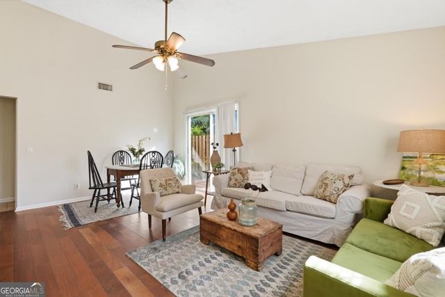 2 E White Hawthorne Drive, Savannah, GA 31419