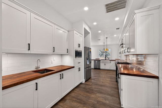 588 texas, Castroville, TX 78009