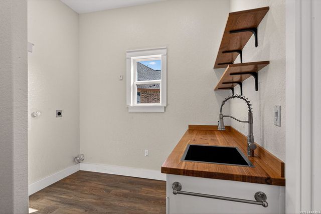 588 texas, Castroville, TX 78009