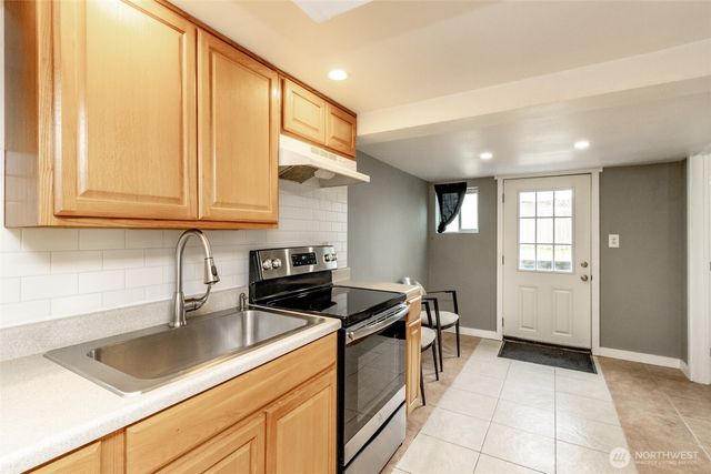 10033 Des Moines Memorial Drive S, Seattle, WA 98168