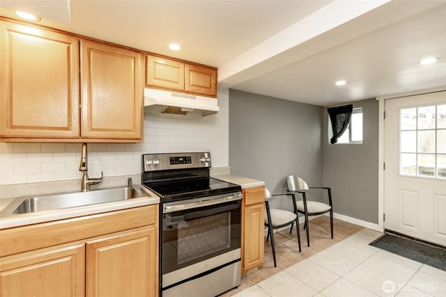 10033 Des Moines Memorial Drive S, Seattle, WA 98168