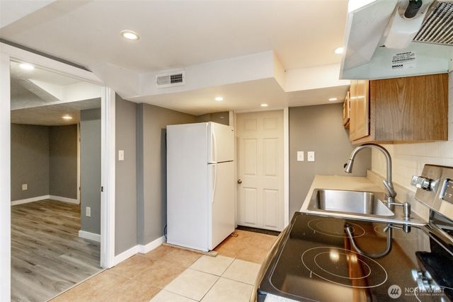 10033 Des Moines Memorial Drive S, Seattle, WA 98168