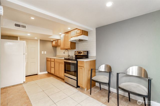 10033 Des Moines Memorial Drive S, Seattle, WA 98168