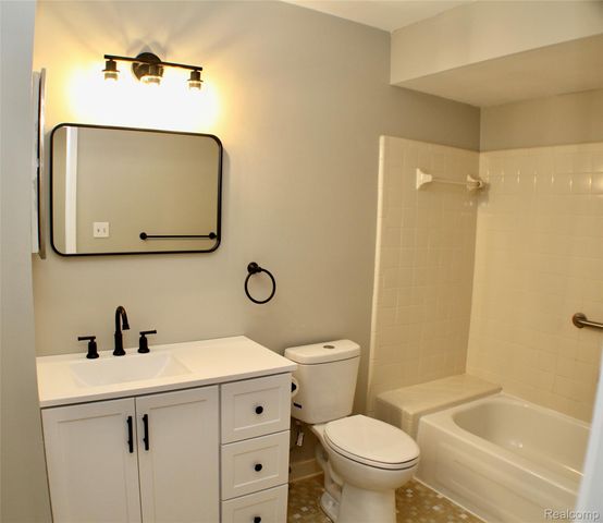 1483 COLONY Drive, Rochester Hills, MI 48307