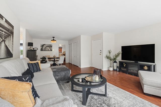 2634 Central Drive 2E, Flossmoor, IL 60422