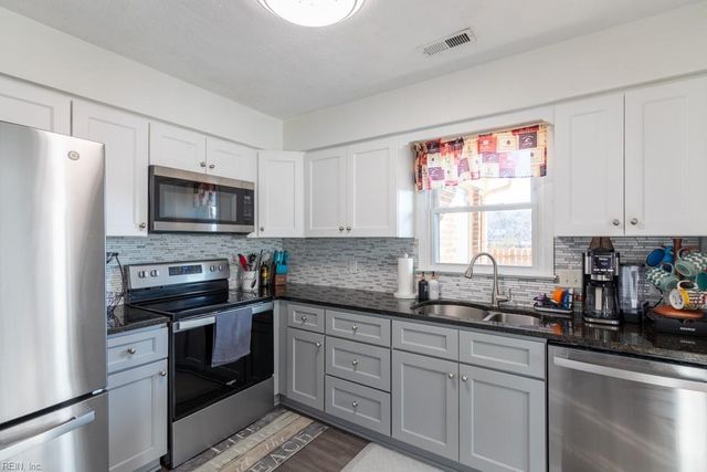 27 Dawn LN, Hampton, VA 23666