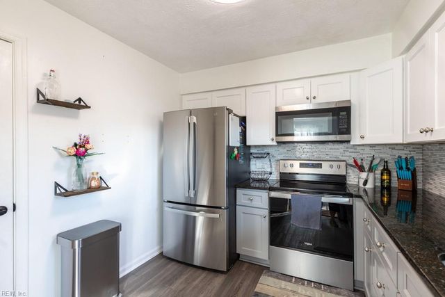 27 Dawn LN, Hampton, VA 23666