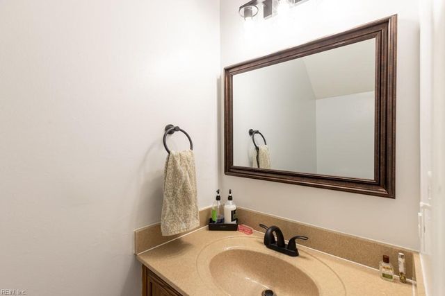 27 Dawn LN, Hampton, VA 23666