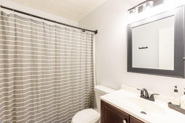 27 Dawn LN, Hampton, VA 23666