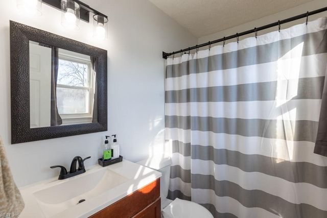 27 Dawn LN, Hampton, VA 23666