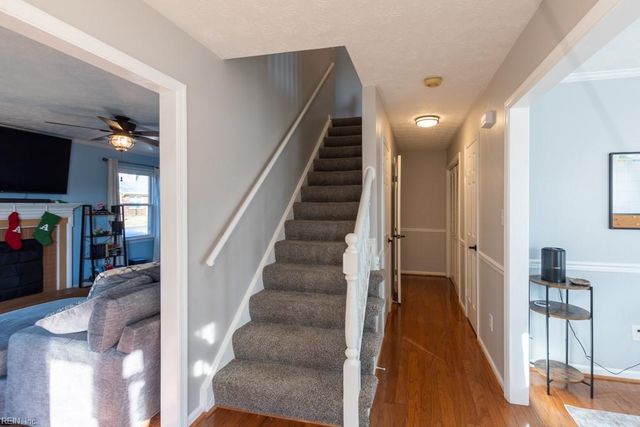 27 Dawn LN, Hampton, VA 23666