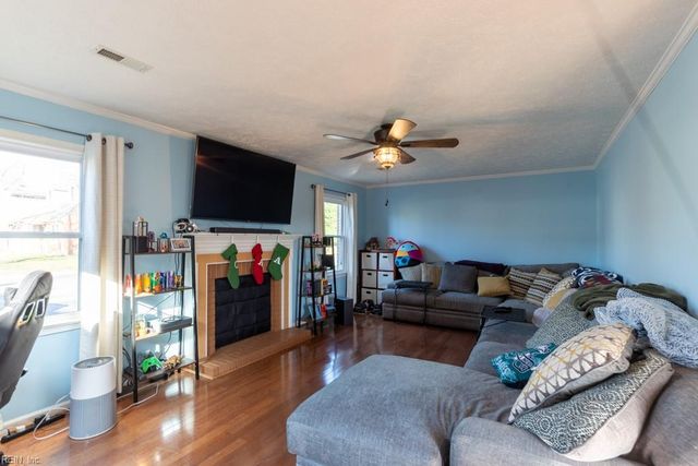 27 Dawn LN, Hampton, VA 23666