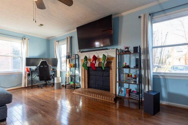 27 Dawn LN, Hampton, VA 23666