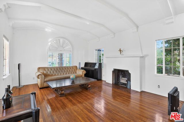 1544 S Point View Street, Los Angeles, CA 90035