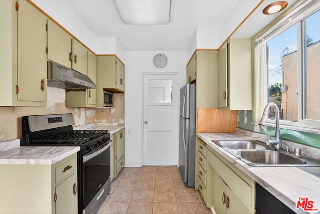 1544 S Point View Street, Los Angeles, CA 90035