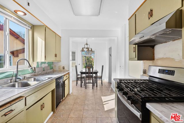 1544 S Point View Street, Los Angeles, CA 90035