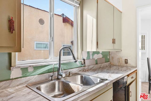 1544 S Point View Street, Los Angeles, CA 90035