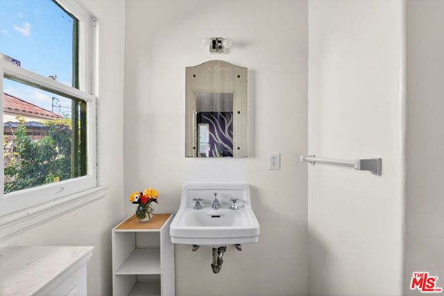 1544 S Point View Street, Los Angeles, CA 90035