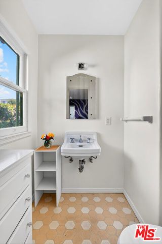 1544 S Point View Street, Los Angeles, CA 90035