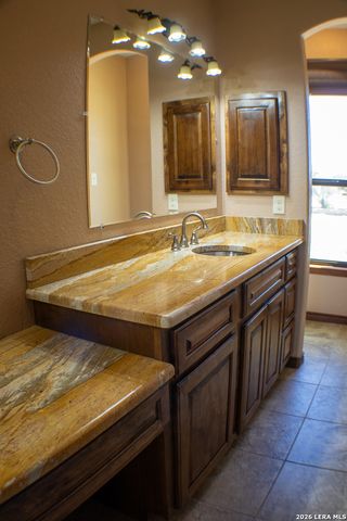 201 Abrego Lake, Floresville, TX 78114