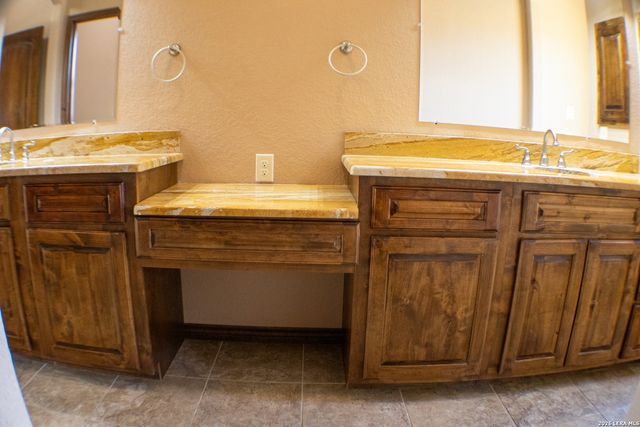 201 Abrego Lake, Floresville, TX 78114