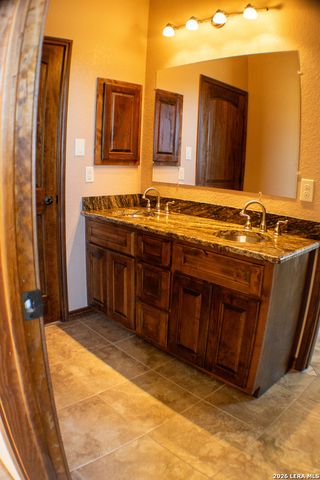 201 Abrego Lake, Floresville, TX 78114