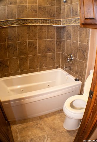 201 Abrego Lake, Floresville, TX 78114