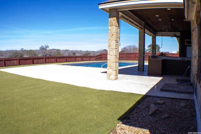 201 Abrego Lake, Floresville, TX 78114