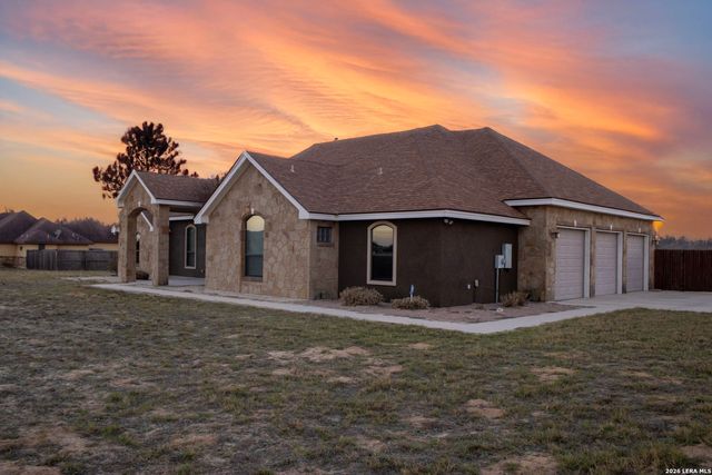 201 Abrego Lake, Floresville, TX 78114