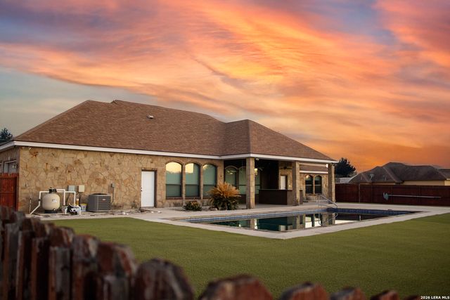 201 Abrego Lake, Floresville, TX 78114