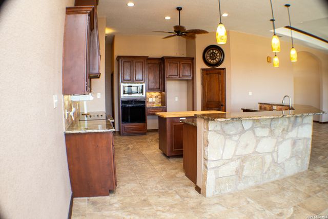 201 Abrego Lake, Floresville, TX 78114