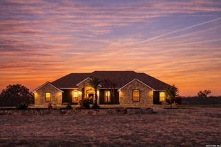 201 Abrego Lake, Floresville, TX 78114