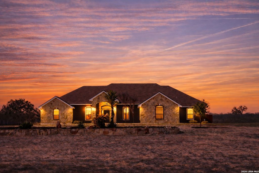 201 Abrego Lake, Floresville, TX 78114