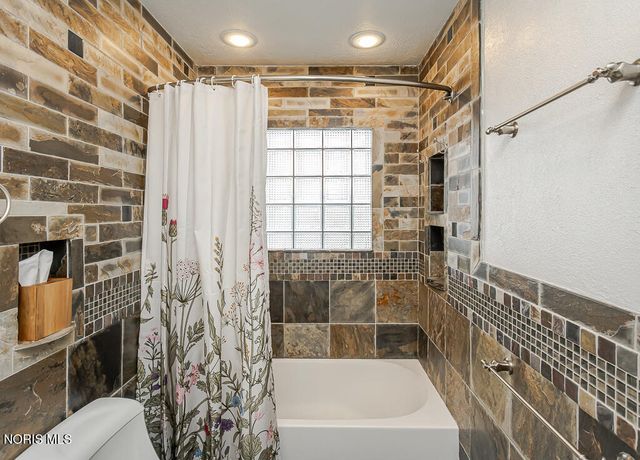 3212 Lambert Drive, Toledo, OH 43613