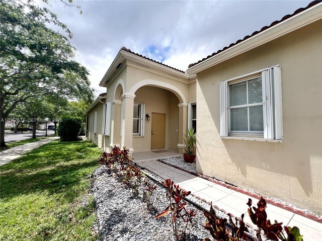 1901 Cedar Ct, Weston, FL 33327