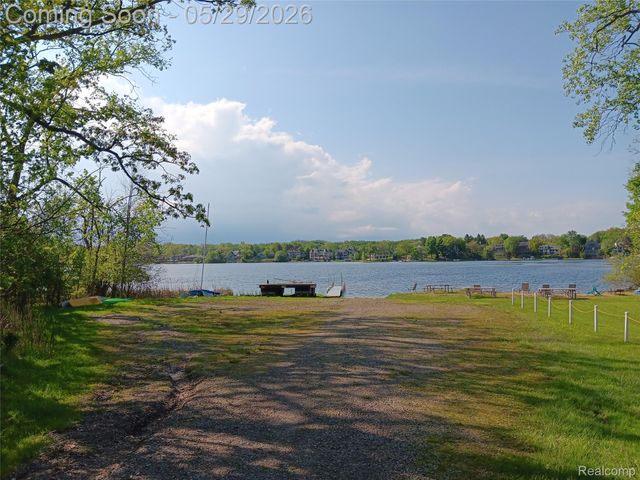 6150 Upper Straits Boulevard, West Bloomfield Charter Township, MI 48324