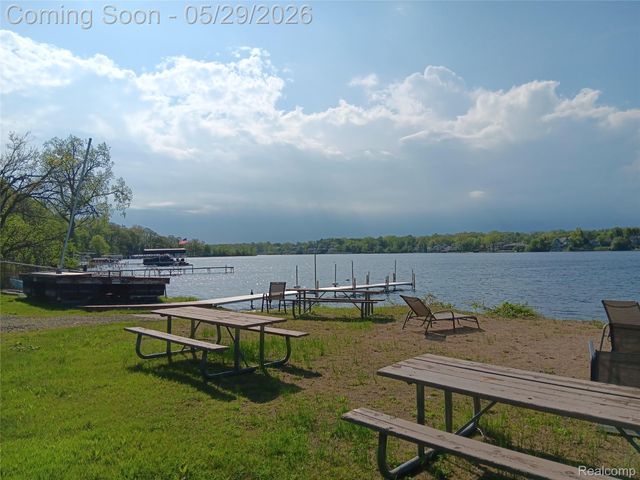 6150 Upper Straits Boulevard, West Bloomfield Charter Township, MI 48324