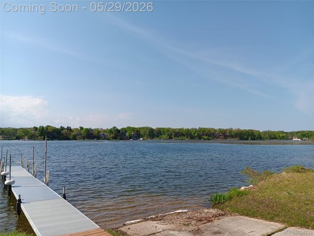 6150 Upper Straits Boulevard, West Bloomfield Charter Township, MI 48324