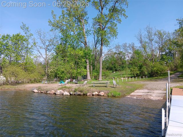 6150 Upper Straits Boulevard, West Bloomfield Charter Township, MI 48324