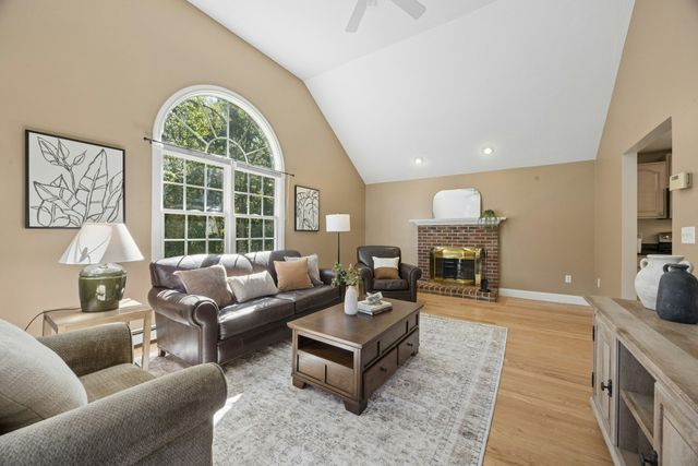 48 June St, Northbridge, MA 01534