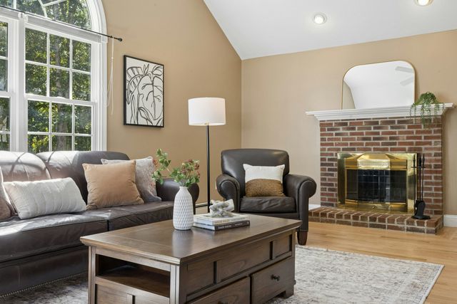 48 June St, Northbridge, MA 01534
